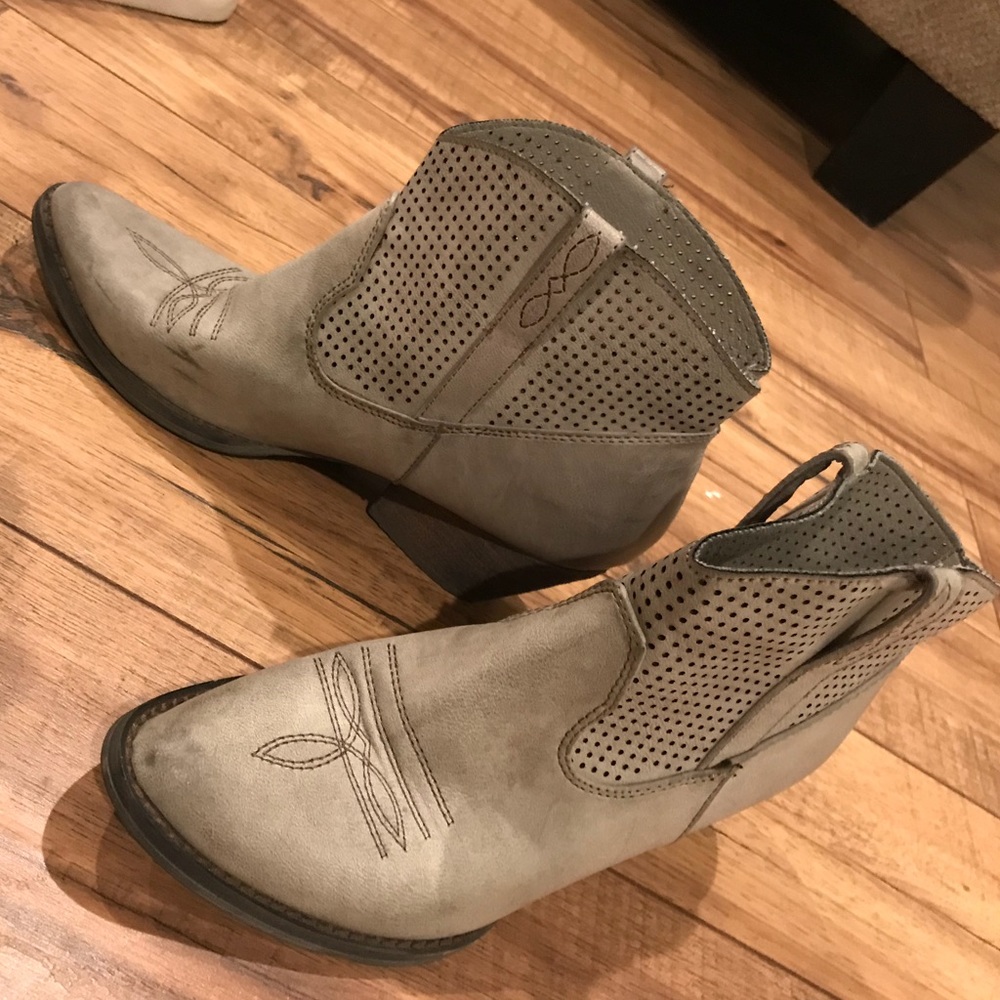 Very volatile Mishka grey booties